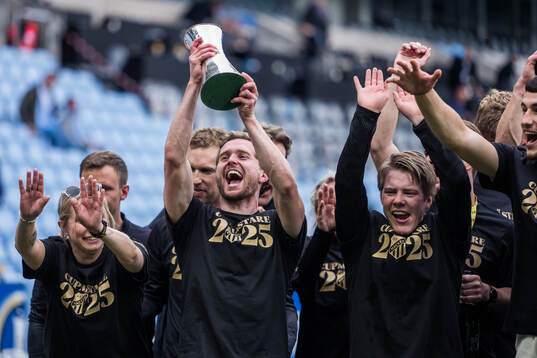 Häckens Adam Lundkvist jublar med Gustaf VI Adolfs pokal
