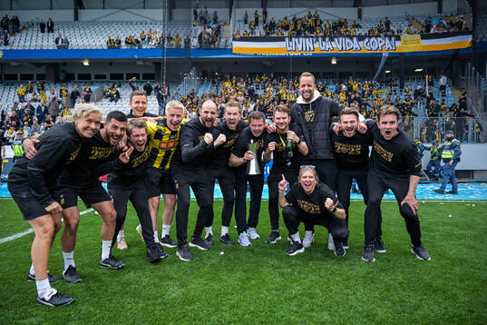 Häckens tränare Jens Gustafsson med sin stab jublar med