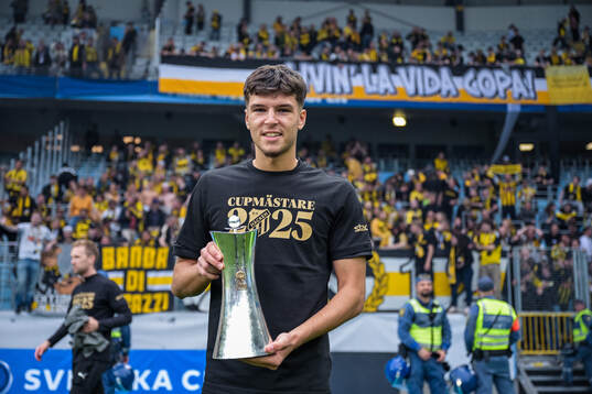 Häckens Nikola Mitrovic jublar med Gustaf VI Adolfs pokal