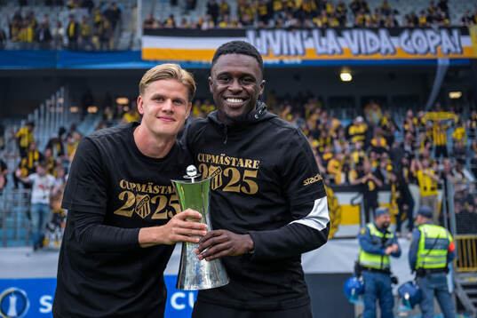 Häckens Ben Engdahl och Zeidane Inoussa jublar med Gustaf