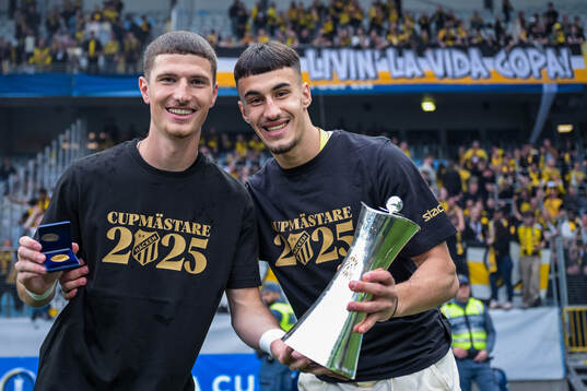 Häckens Nikola Zecevic och Srdjan Hristic jublar med