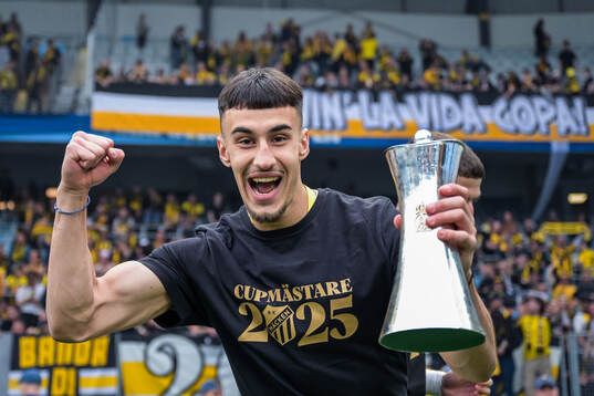 Häckens Srdjan Hristic jublar med Gustaf VI Adolfs pokal