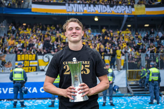 Häckens Filip Öhman jublar med Gustaf VI Adolfs pokal