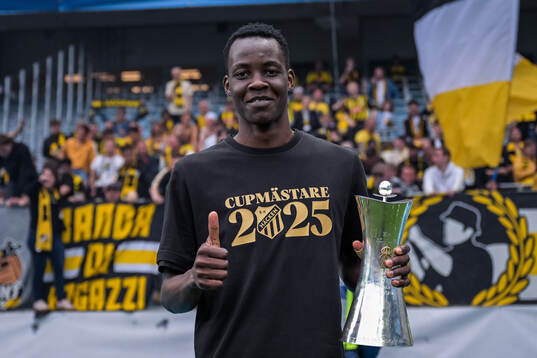 Häckens John Paul Dembe jublar med Gustaf VI Adolfs pokal