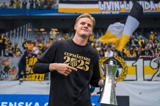 Häckens Ben Engdahl jublar med Gustaf VI Adolfs pokal