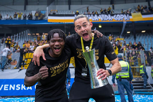 Häckens Severin Nioule och Amor Layouni jublar med Gustaf