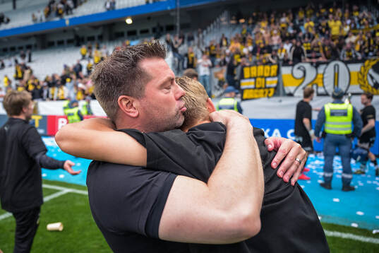 Häckens tränare Jens Gustafsson jublar