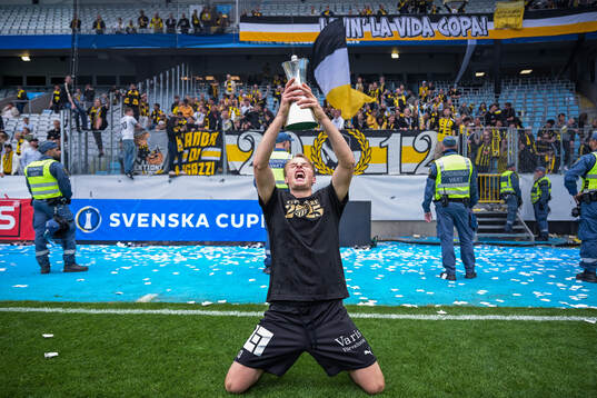 Häckens Sigge Jansson jublar med Gustaf VI Adolfs pokal