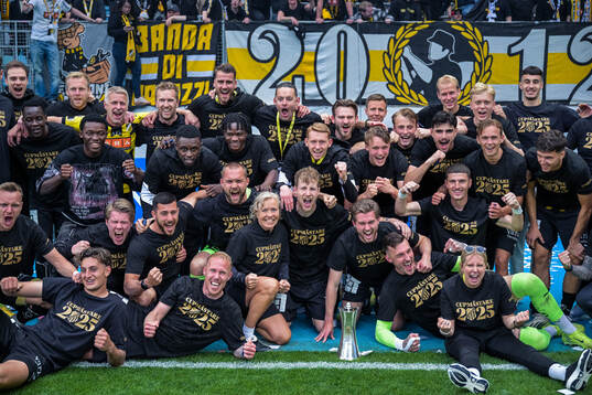 Häckens spelare jublar med Gustaf VI Adolfs pokal