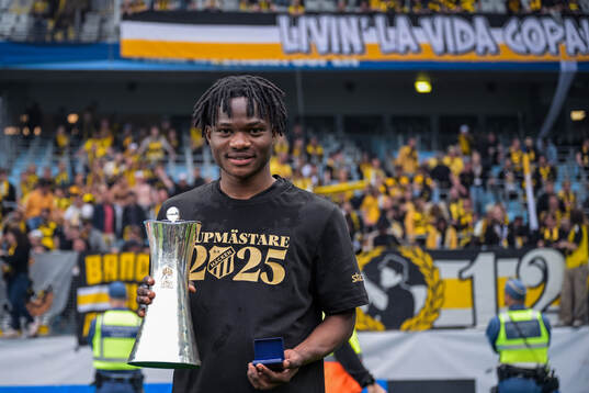 Häckens Severin Nioule jublar med Gustaf VI Adolfs pokal