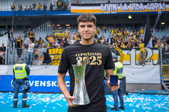 Häckens Lion Beqiri jublar med Gustaf VI Adolfs pokal