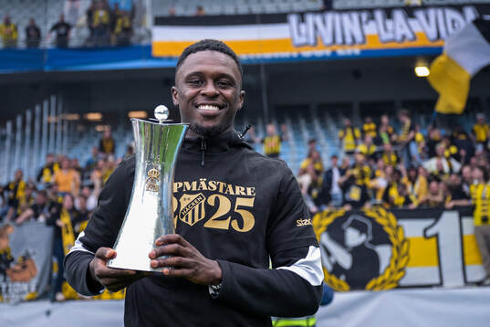 Häckens Zeidane Inoussa jublar med Gustaf VI Adolfs pokal