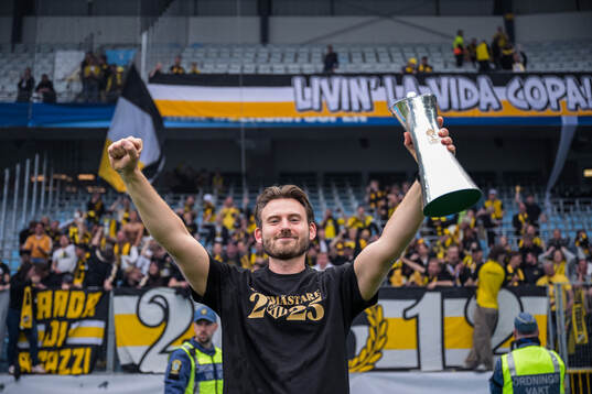 Häckens sportkoordinator Max Bergstrand jublar med Gustaf