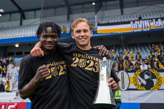 Häckens Severin Nioule och Pontus Dahbo jublar med Gustaf