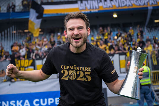 Häckens sportkoordinator Max Bergstrand jublar med Gustaf