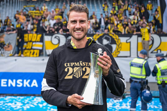 Häckens Johan Hammar jublar med Gustaf VI Adolfs pokal