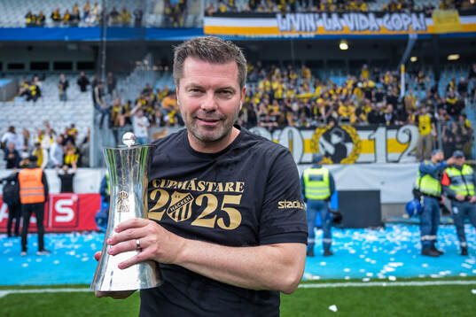Häckens tränare Jens Gustafsson jublar med Gustaf VI