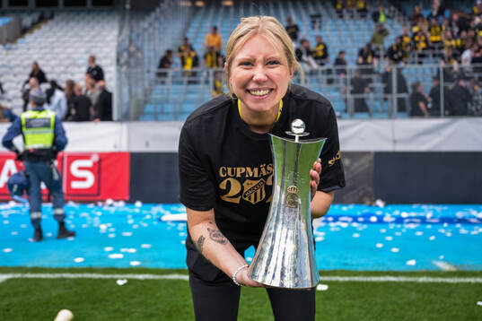 Häckens fysioterapeut Mikaela Johansson jublar med Gustaf