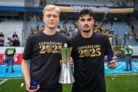 Häckens Isak Brusberg och Nikola Mitrovic jublar med