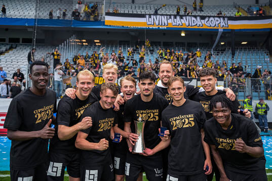 Häckens spelare jublar med Gustaf VI Adolfs pokal