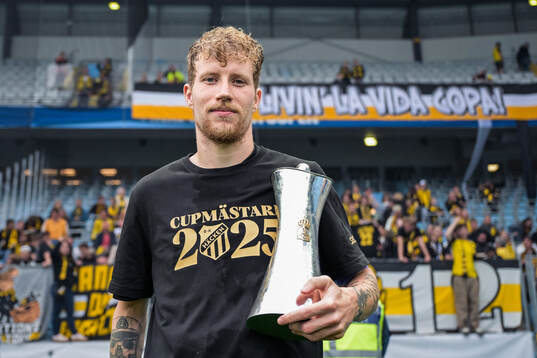 Häckens Simon Gustafson jublar med Gustaf VI Adolfs pokal