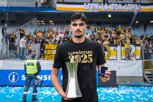 Häckens Nikola Mitrovic jublar med Gustaf VI Adolfs pokal