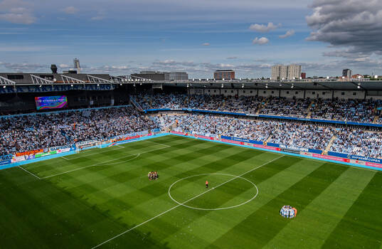 Häckens och Malmö FFs spelare samlas