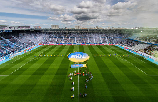 Häckens och Malmö FFs spelare gör entré på Eleda