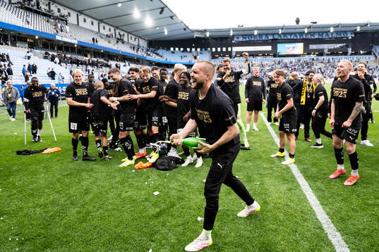 Häckens målvakt Oscar Jansson jublar