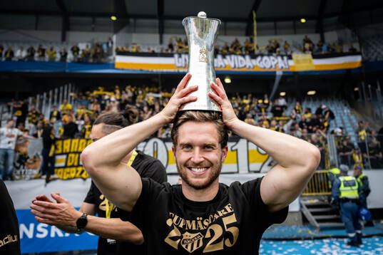 Häckens Adam Lundkvist jublar med pokalen