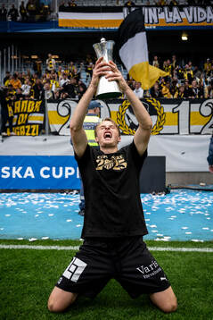 Häckens Sigge Jansson jublar med pokalen