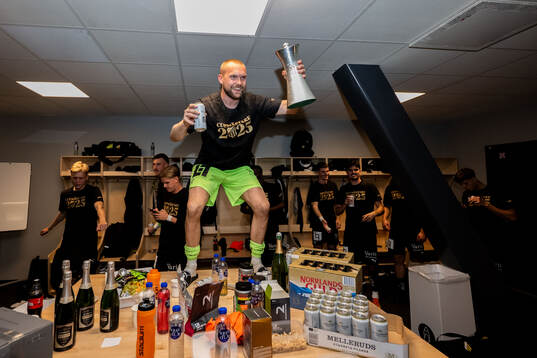 Häckens målvakt Oscar Jansson jublar med pokalen i