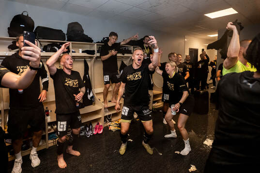 Häckens Mikkel Rygaard Jensen och Marius Lode jublar i