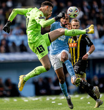 Häckens målvakt Etrit Berisha och Malmö FFs Isaac Kiese