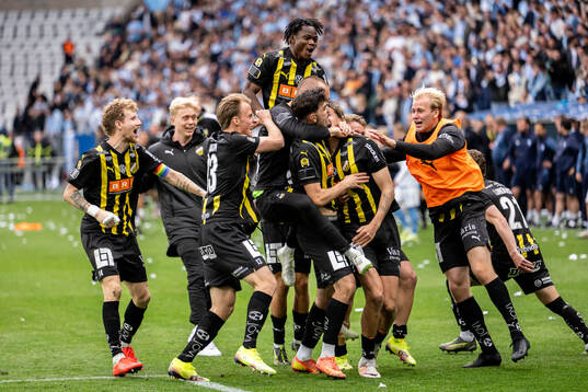 Häckens spelare jublar