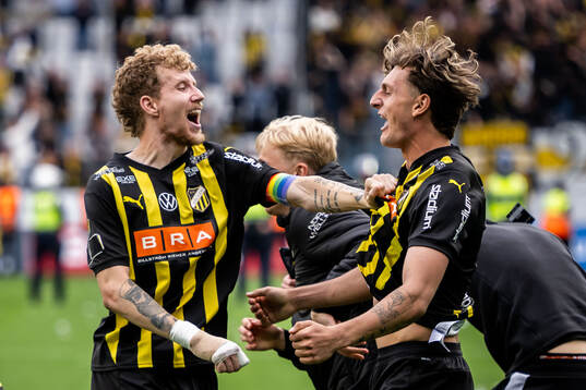 Häckens Simon Gustafson och Silas Andersen jublar