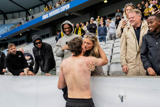 Häckens Silas Andersen jublar med familj på läktaren