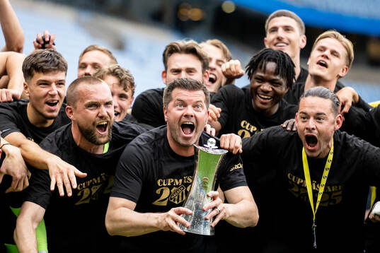Häckens tränare Jens Gustafsson jublar pokalen