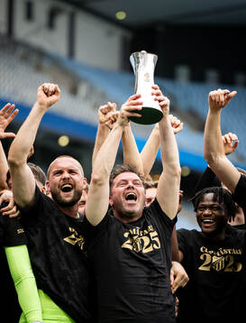 Häckens tränare Jens Gustafsson jublar pokalen