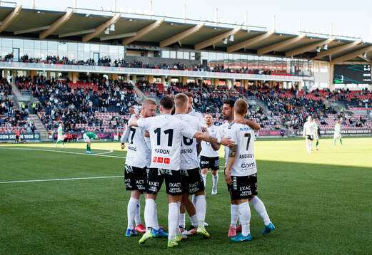 Örebros spelare jublar med Karl Holmberg
