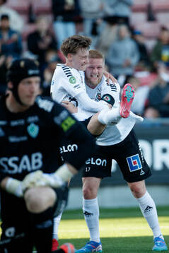 Örebros Linus Alperud och Karl Holmberg jublar
