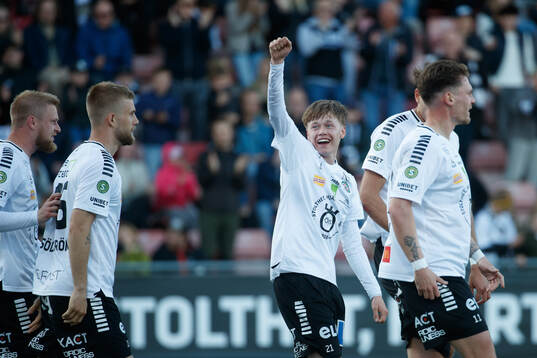Örebros Linus Alperud jublar