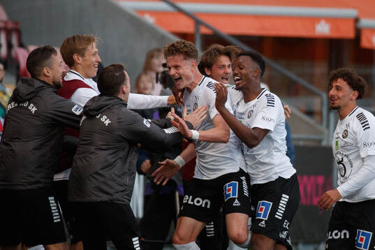 Örebros Erik McCue jublar