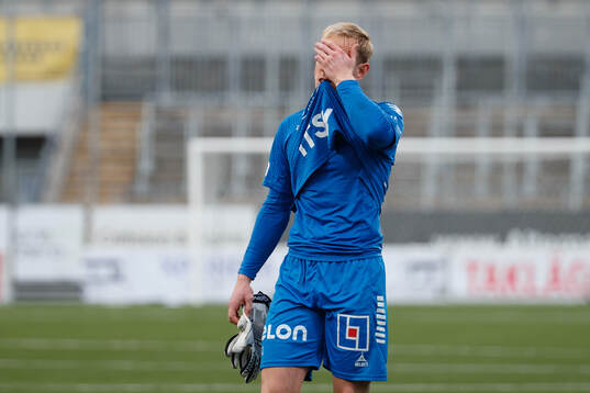 Örebros målvakt Malte Påhlsson deppar