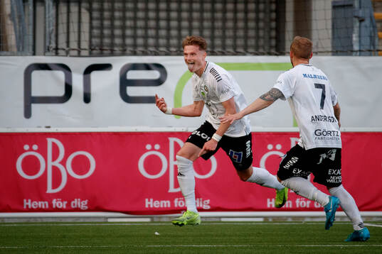 Örebros Erik McCue gör 3-2 och jublar