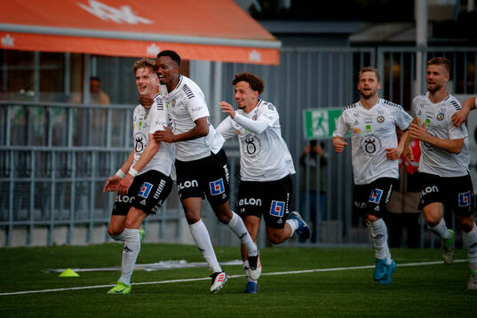 Örebros Erik McCue gör 3-2 och jublar