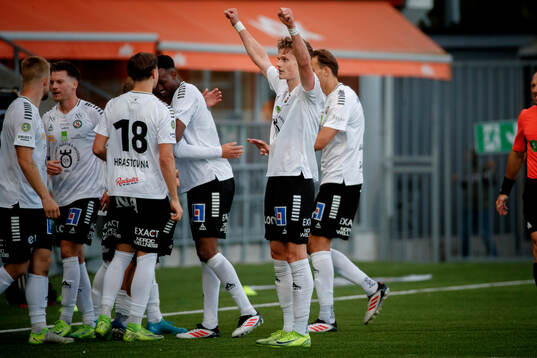 Örebros Erik McCue gör 3-2 och jublar