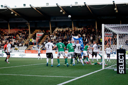 Hörna framför Örebros målvakt Malte Påhlsson