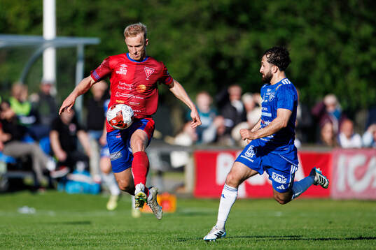 Bläddra bland fler bilder av Fotboll, Div 2 Västra Götaland, Tvååker - Böljan Falkenberg