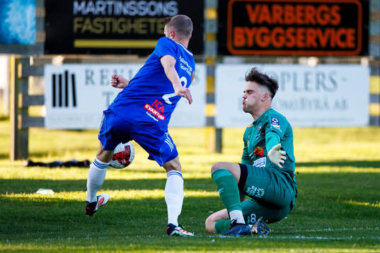 Böljan Falkenbergs David Wallnedal och Tvååkers målvakt